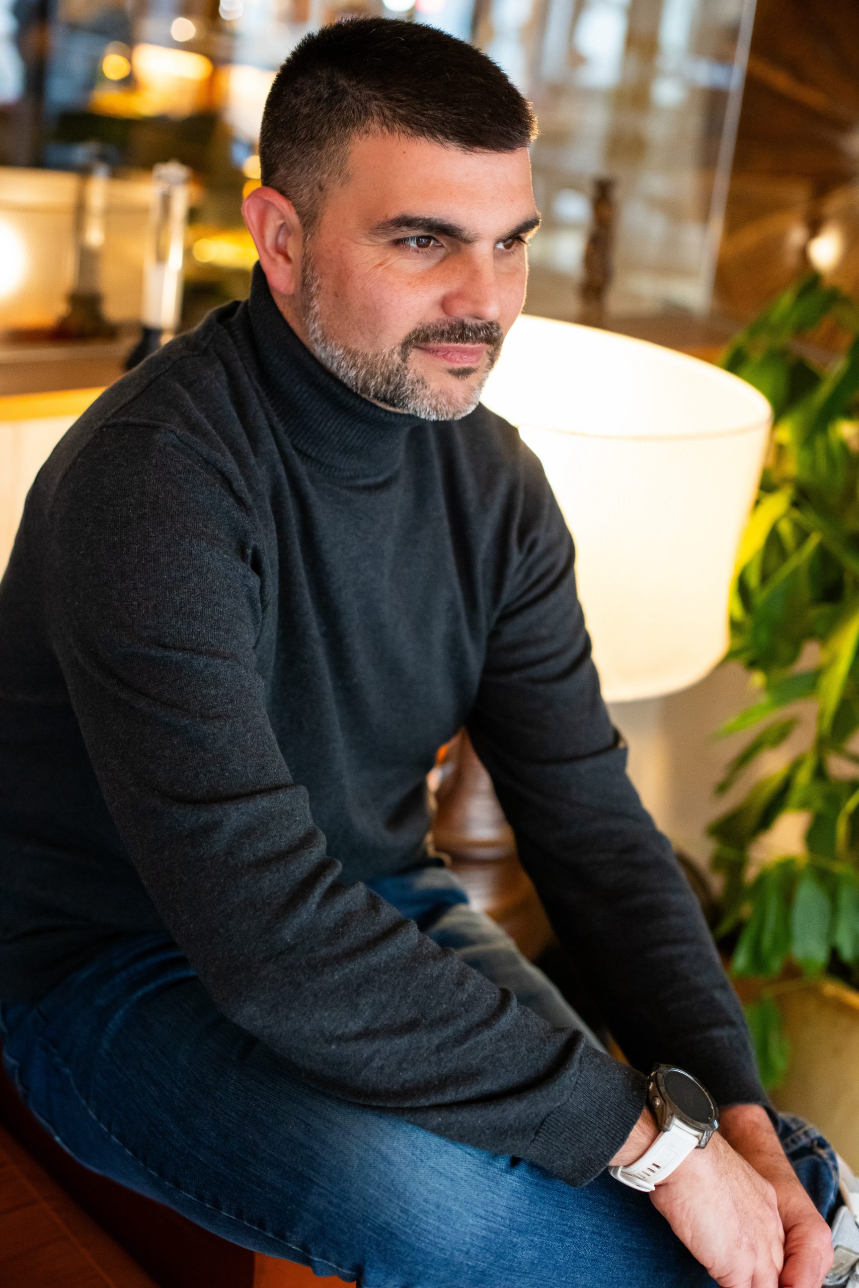 Álvaro Toscano con jersey negro, en un momento de reflexión